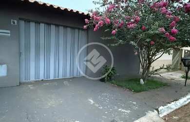 Imagem: A casa possui 4 Dormitórios, 2 Banheiros, 3 Vagas na garagem