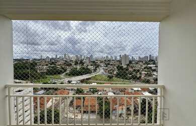 Imagem 6: Apartamento com um quarto sendo uma suíte com armários planejados a...