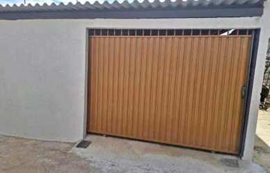 Imagem: A casa possui 3 Dormitórios, 2 Banheiros e 2 Vagas na garagem