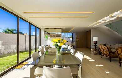 Imagem: A casa em condomínio possui 4 Dormitórios, 4 Banheiros, 4