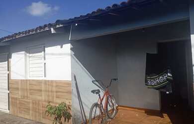 Imagem: A casa possui 2 Dormitórios, 1 Banheiro, 1 Vaga na garagem