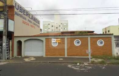 Imagem: A casa possui 4 Dormitórios, 3 Banheiros, 2 Vagas na garagem