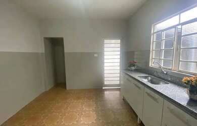 Imagem: A casa possui 2 Dormitórios, 1 Banheiro, 2 Vagas na garagem