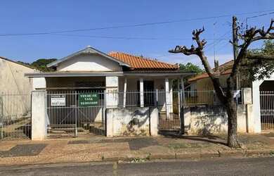 Imagem: A casa possui 3 Dormitórios, 1 Banheiro, 1 Vaga na garagem