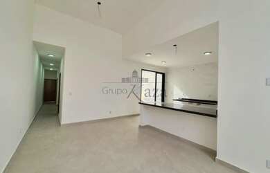 Imagem: A casa possui 3 Dormitórios, 2 Banheiros, 2 Vagas na garagem