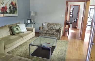 Imagem: A casa possui 4 Dormitórios, 3 Banheiros, 2 Vagas na garagem