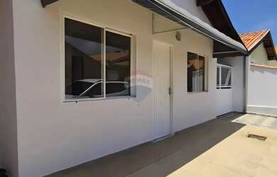 Imagem: A casa possui 3 Dormitórios, 2 Banheiros, 3 Vagas na garagem