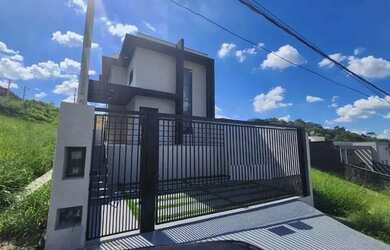 Imagem: A casa possui 3 Dormitórios, 3 Banheiros, 2 Vagas na garagem