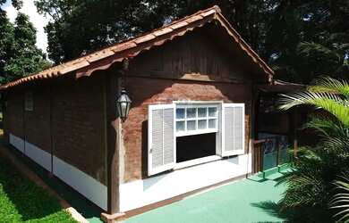 Imagem: A casa possui 1 Dormitório, 1 Banheiro, 1 Vaga na garagem