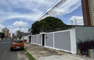 Imagem: A casa possui 5 Dormitórios, 3 Banheiros, 4 Vagas na garagem