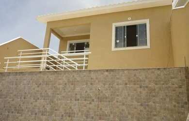 Imagem: A casa possui 3 Dormitórios, 2 Banheiros, 2 Vagas na garagem