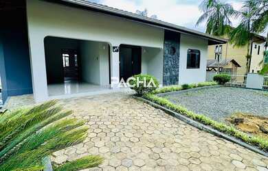 Imagem: A casa possui 3 Dormitórios, 3 Banheiros, 2 Vagas na garagem