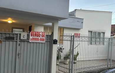 Imagem: A casa possui 2 Dormitórios, 1 Banheiro, 2 Vagas na garagem