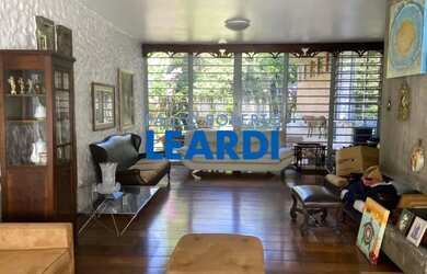 Imagem: A casa possui 5 Dormitórios, 2 Banheiros, 4 Vagas na garagem