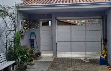 Imagem: A casa possui 2 Dormitórios, 2 Banheiros, 3 Vagas na garagem