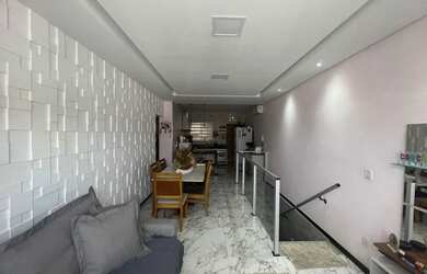 Imagem: A casa possui 3 Dormitórios, 2 Banheiros, 2 Vagas na garagem