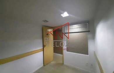 Imagem: O depósito possui 3 Vagas na garagem, 1m² de Área e está