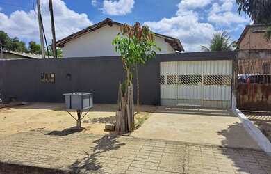 Imagem: A casa possui 2 Dormitórios, 2 Banheiros, 2 Vagas na garagem