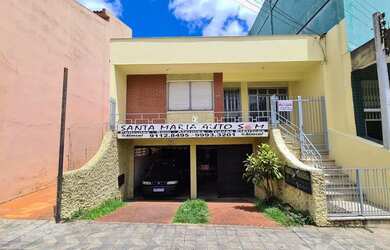 Imagem: A casa possui 3 Dormitórios, 2 Banheiros, 1 Vaga na garagem