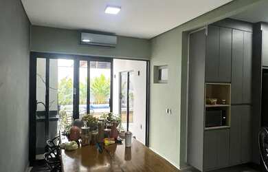 Imagem: A casa possui 2 Dormitórios, 3 Banheiros, 3 Vagas na garagem