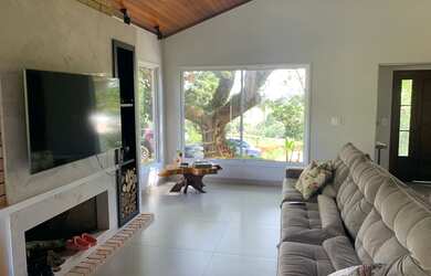 Imagem: A casa possui 3 Dormitórios, Acomodam 12 pessoas e 5 Vagas