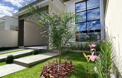 Imagem: A casa possui 3 Dormitórios, 1 Banheiro, 2 Vagas na garagem