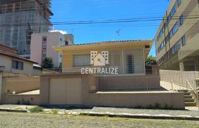 Imagem: A casa possui 3 Dormitórios, 1 Banheiro, 2 Vagas na garagem