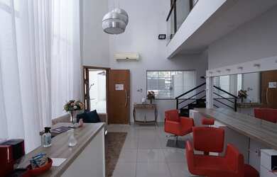 Imagem: A casa possui 3 Dormitórios, 2 Banheiros, 4 Vagas na garagem