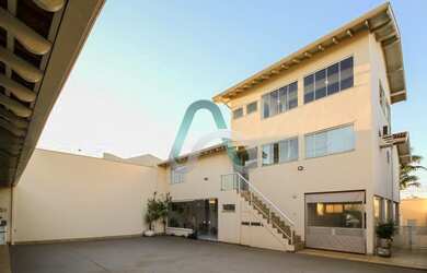 Imagem: A casa possui 5 Dormitórios, 5 Banheiros, 4 Vagas na garagem