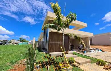 Imagem: A casa possui 3 Dormitórios, 4 Banheiros, 4 Vagas na garagem