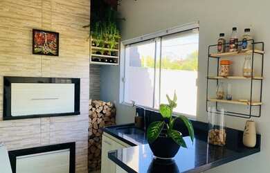 Imagem: A casa possui 3 Dormitórios, 3 Banheiros, 3 Vagas na garagem