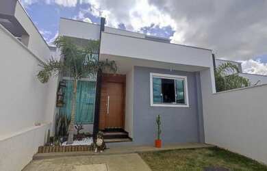 Imagem: A casa possui 3 Dormitórios, 1 Banheiro, 2 Vagas na garagem