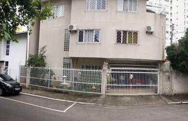 Imagem: A casa possui 3 Dormitórios, 1 Banheiro, 2 Vagas na garagem