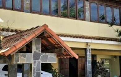 Imagem: A casa possui 5 Dormitórios, 5 Banheiros e 4 Vagas na garagem