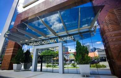 Imagem: O depósito possui 3 Vagas na garagem, 221m² de Área e está