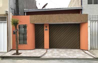 Imagem: A casa possui 3 Dormitórios, 2 Banheiros, 3 Vagas na garagem