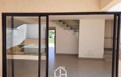 Imagem: A casa em condomínio possui 4 Dormitórios, 3 Banheiros, 4