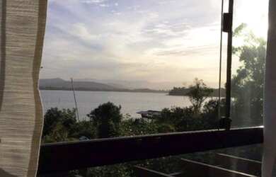 Imagem: A casa possui 3 Dormitórios, 2 Banheiros, 1 Vaga na garagem