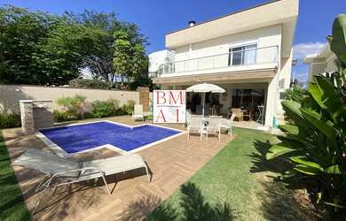 Imagem: A casa possui 3 Dormitórios, 4 Banheiros, 4 Vagas na garagem