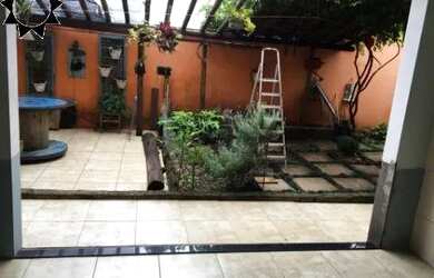 Imagem: A casa possui 3 Dormitórios, 1 Banheiro, 4 Vagas na garagem