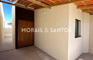 Imagem: A casa possui 4 Dormitórios, 1 Banheiro, 2 Vagas na garagem