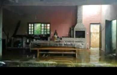 Imagem: A casa possui 4 Dormitórios, 4 Banheiros, 2 Vagas na garagem