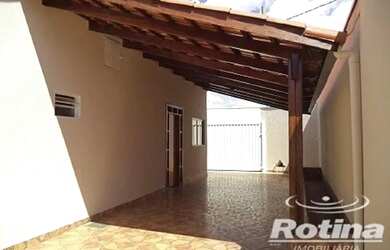 Imagem: A casa possui 4 Dormitórios, 2 Banheiros, 4 Vagas na garagem