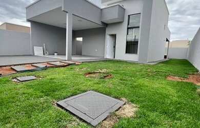 Imagem: A casa possui 3 Dormitórios, 3 Banheiros, 4 Vagas na garagem