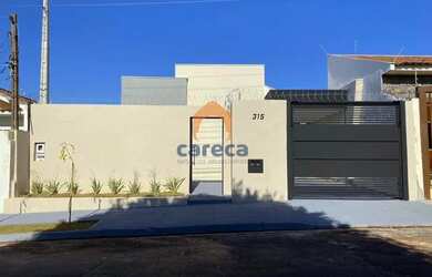 Imagem: A casa possui 3 Dormitórios, 2 Banheiros, 2 Vagas na garagem