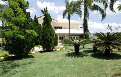 Imagem 8: Casa próxima ao clube. Churrasqueira, Lareira, 4 Vagas na garageme5 Dormitórios