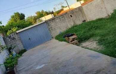 Imagem: A casa possui 3 Dormitórios, 2 Banheiros, 4 Vagas na garagem