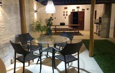 Imagem: A casa possui 4 Dormitórios, 5 Banheiros e está localizado