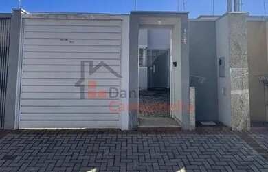 Imagem: A casa possui 2 Dormitórios, 2 Banheiros, 2 Vagas na garagem