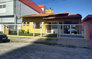 Imagem: A casa possui 4 Dormitórios, 2 Banheiros, 2 Vagas na garagem